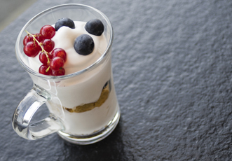 Yogurt con frutta fresca e granola